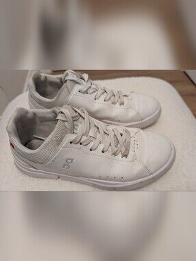 On Cloud The Roger Advantage White Sneakers Shoes Women's Size 8.5 / 40